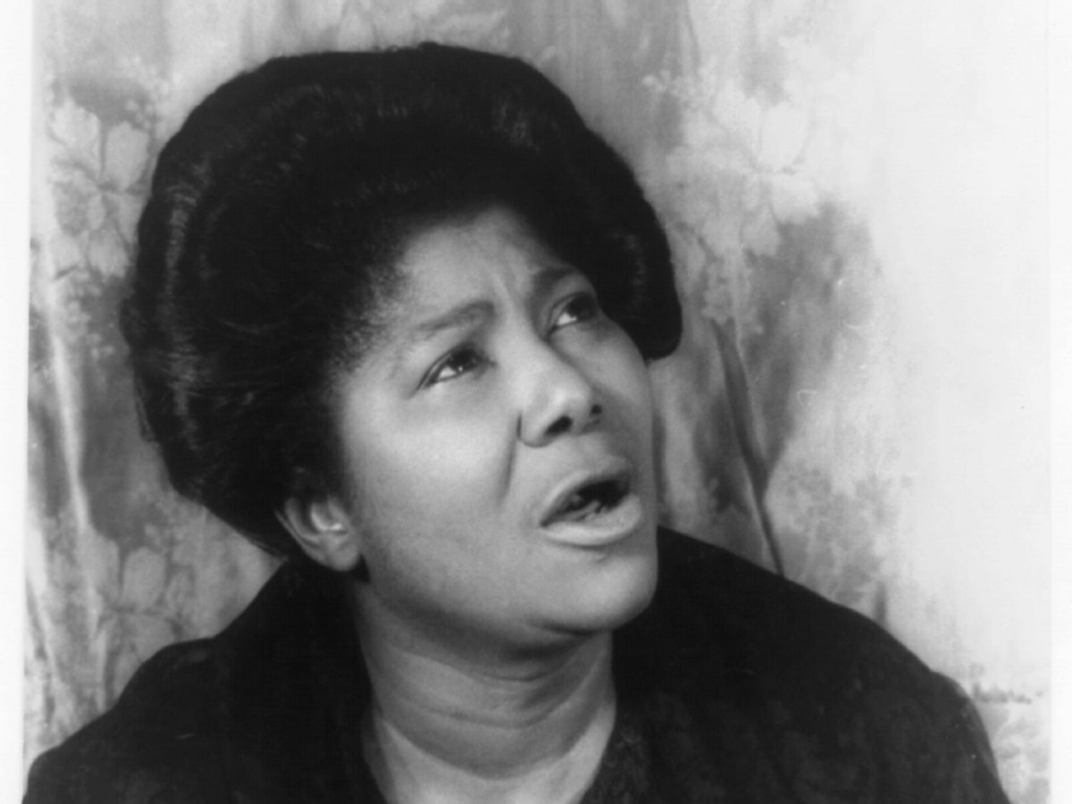 Black-and-white Library of Congress portrait of gospel singer Mahalia Jackson, photographed by Carl Van Vechten in 1962.